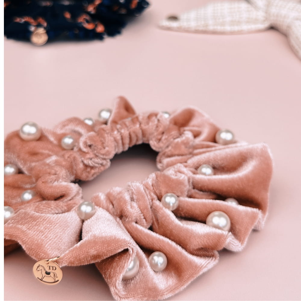 Scrunchie Veludo Pérolas Rosê
