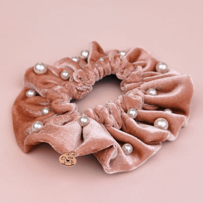 Scrunchie Veludo Pérolas Rosê