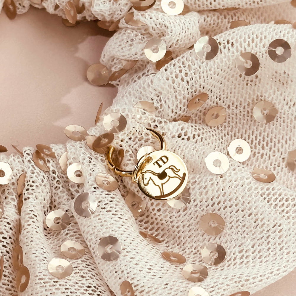Scrunchie Paetê Dourado